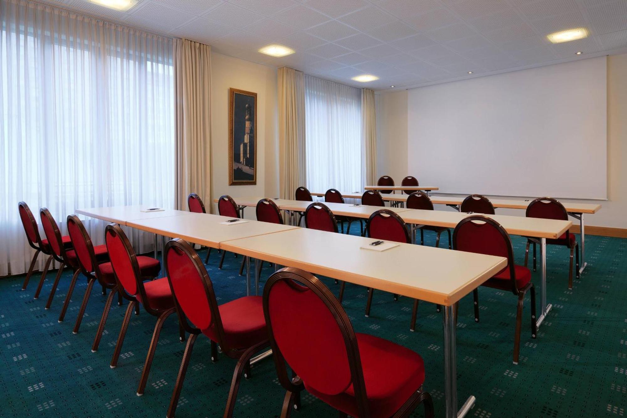 Sheraton Carlton Nuernberg Екстериор снимка A typical classroom layout