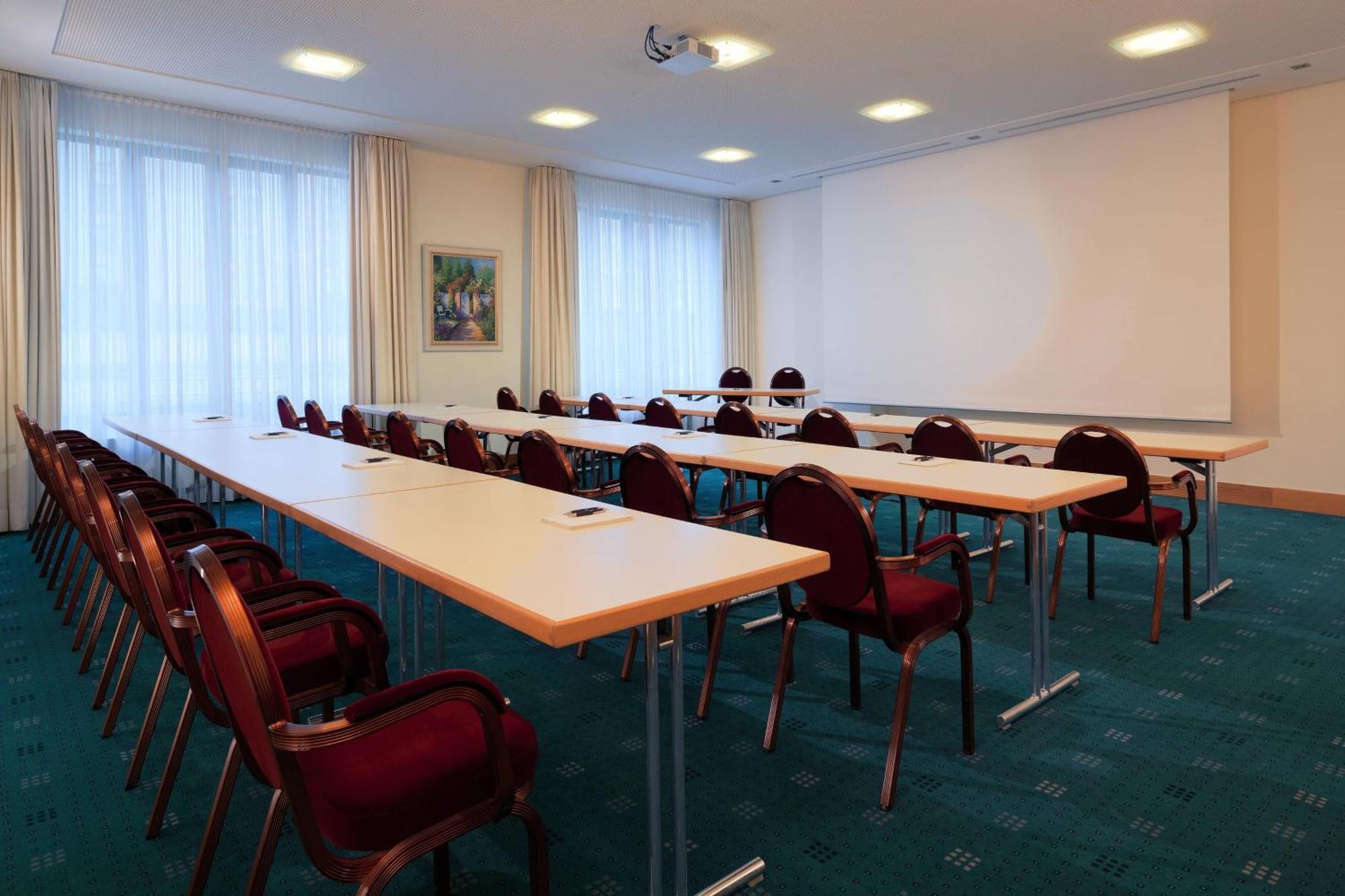 Sheraton Carlton Nuernberg Екстериор снимка A typical classroom layout