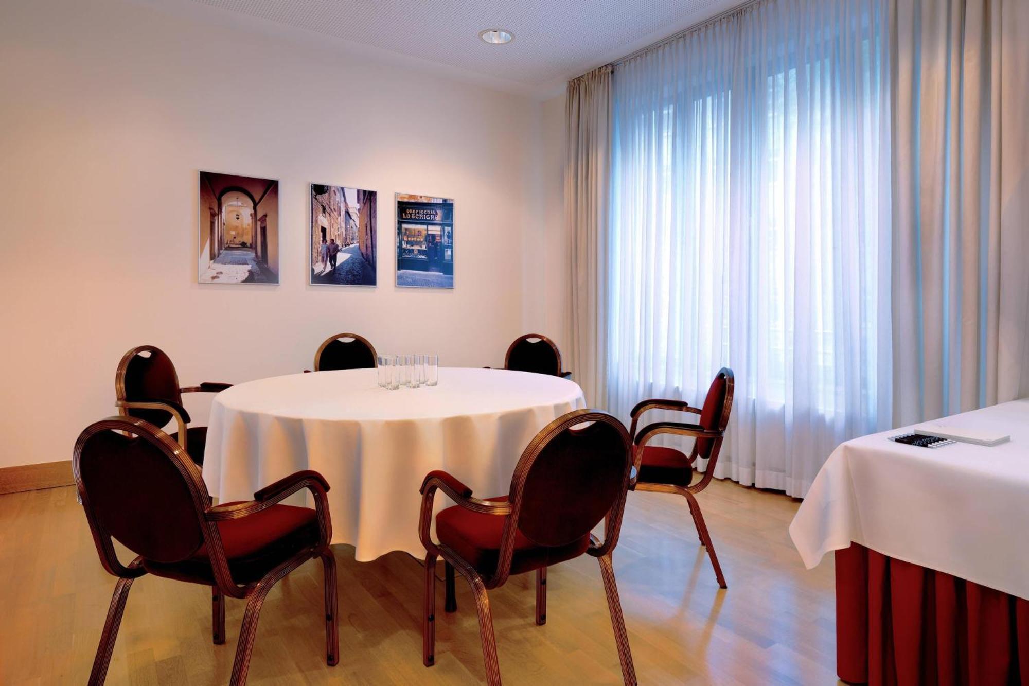 Sheraton Carlton Nuernberg Екстериор снимка A meeting room at the hotel