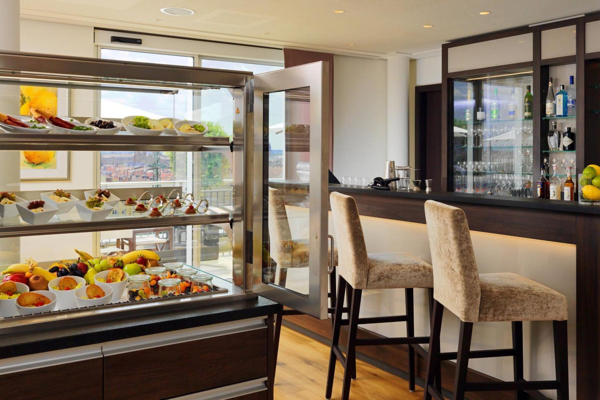 Sheraton Carlton Nuernberg Екстериор снимка The bar at the 100 Queen's Gate