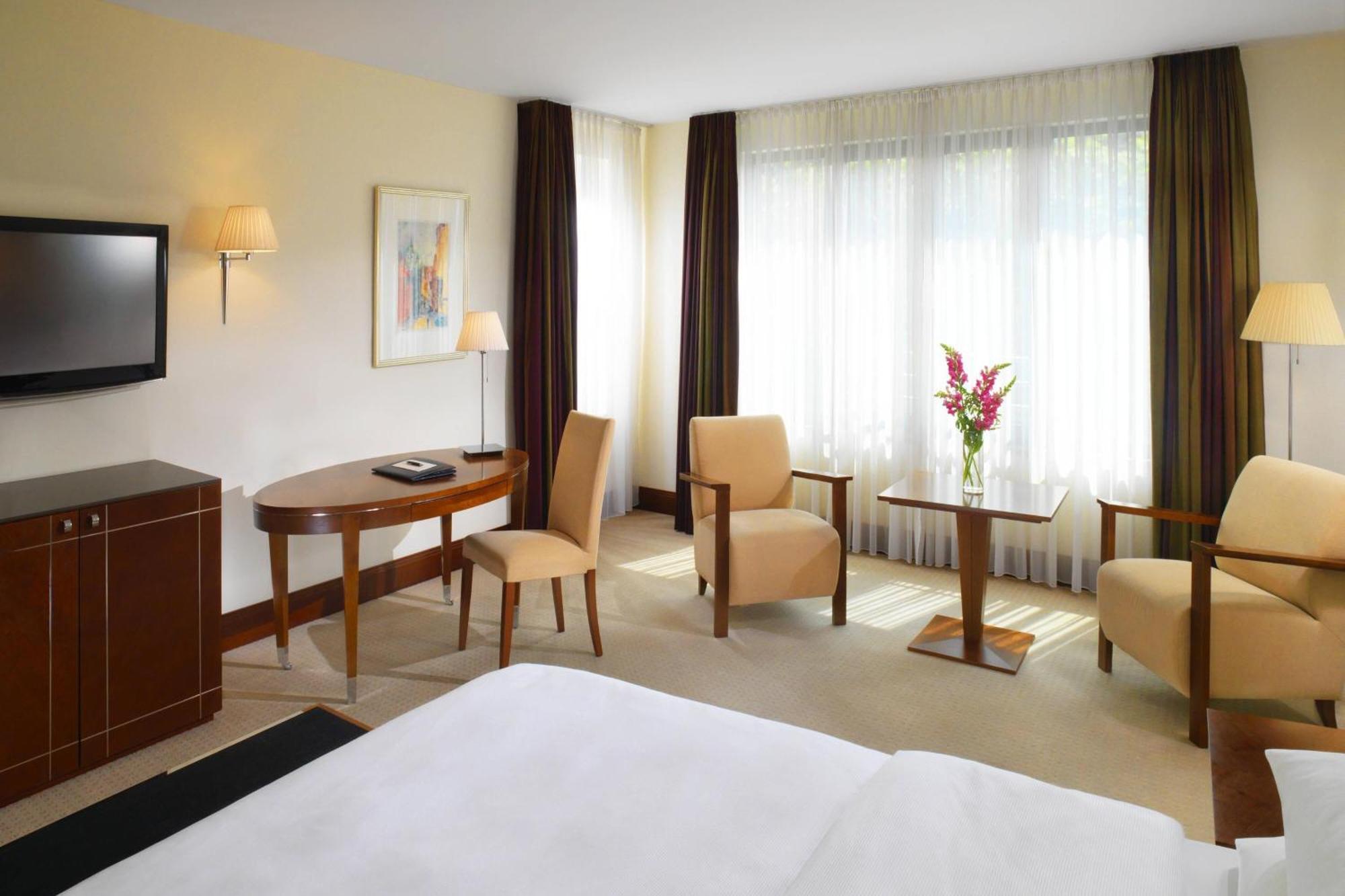 Sheraton Carlton Nuernberg Екстериор снимка A typical room at the hotel